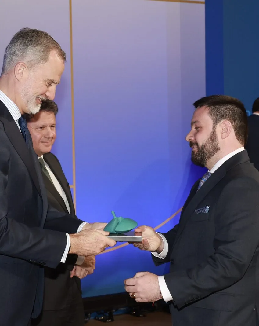 Marcos González Sanz recibiendo el Premio I+Dron de manos del rey Felipe VI